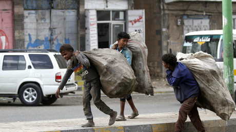 Des enfants collectent des déchets dans les rues de Sanaa, la capitale du Yémen (image d'illustration).