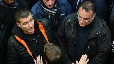 A Amiens, Emmanuel Macron sèchement reçu par d'anciens salariés de Whirlpool