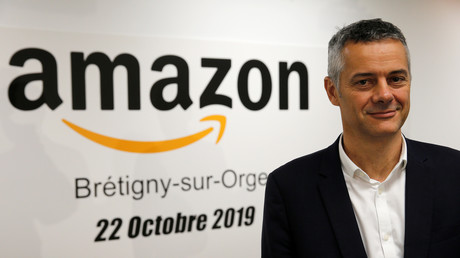 Frederic Duval, directeur d'Amazon France, effectue une visite de presse au centre de traitement des commandes Amazon à Bretigny-sur-Orge (Essone), près de Paris, le 22 octobre 2019.