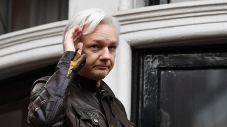 Julian Assange, le 19 mai 2017, devant l'ambassade équatorienne à Londres.