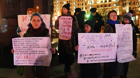 A Moscou, plusieurs centaines de personnes manifestent contre les violences faites aux femmes