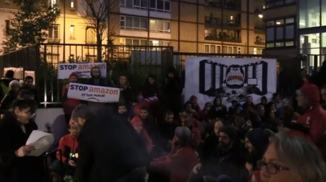 Block Friday : les militants d'Attac manifestent devant le siège d'Amazon