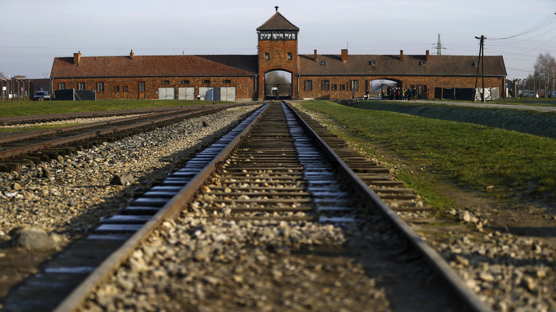 Amazon interpellé pour des ornements de Noël arborant des images d'Auschwitz