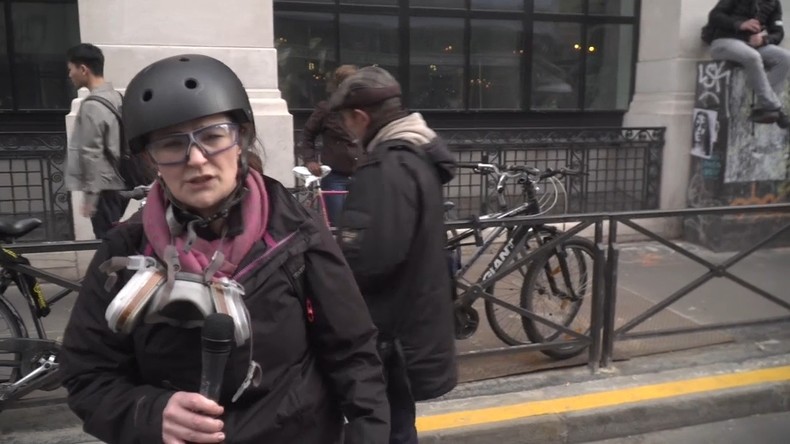 Une correspondante de RT international prise à partie pendant la manifestation à Paris (VIDEO)