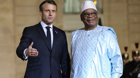 Le président français Emmanuel Macron accueille le président du Mali, Ibrahim Boubacar Keita, avant un dîner avec les participants du Forum de la paix à l'Elysée, à Paris, le 11 novembre 2019 (image d'illustration).