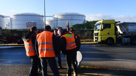 Des dépôts pétroliers bloqués dans l'Ouest, le gouvernement refuse de céder