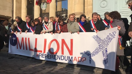«1er million» du référendum ADP : des parlementaires se rassemblent devant l'Assemblée
