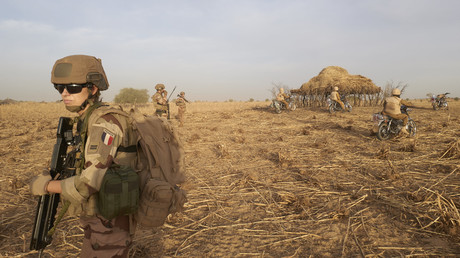 Un soldat de la force française Barkhane patrouille dans une zone rurale au nord du Burkina Faso, le 9 novembre 2019 (image d'illustration).