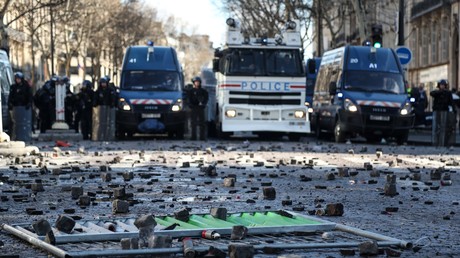 Casseurs et manifestations : la mairie de Paris retire des pavés amoncelés sur les Champs-Elysées