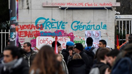 Des personnes se rassemblent devant l'université Saint-Charles, le 5 décembre 2019, à Marseille (image d'illustration).