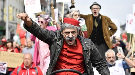 Un homme déguisé en Spirou participe à une manifestation organisée par les syndicats belges pour réclamer de meilleures pensions, le 16 mai 2018 à Bruxelles.