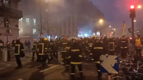Manifestations du 5 décembre : en première ligne, les pompiers font reculer la police