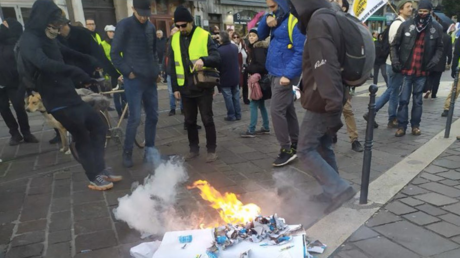 Un stand de LREM saccagé par des manifestants à Grenoble