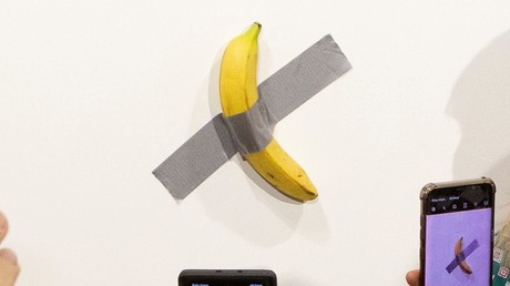 Art contemporain : un artiste mange la banane scotchée au mur à 120 000 dollars (VIDEO)
