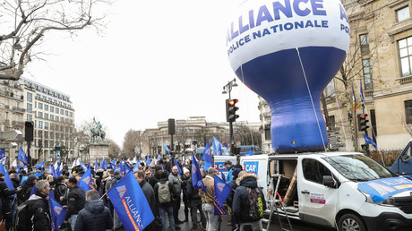 Les syndicats majoritaires de police nationale sont réunis devant le CESE à Paris.