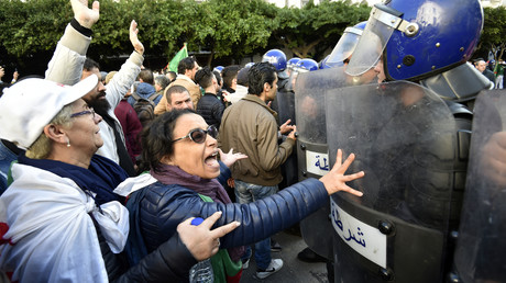 Algérie : à moins de 24h de la présidentielle, les opposants au scrutin investissent la rue (VIDEOS)