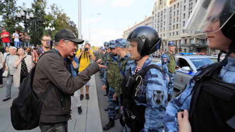D’abord un gobelet, puis une pierre ? Poutine met en garde contre la violence anti-policiers