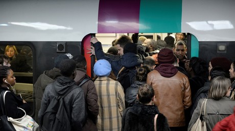 Face à la grève, la SNCF réserve des wagons de RER aux femmes et aux personnes vulnérables à Paris