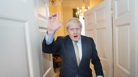 Le Premier ministre conservateur Boris Johnson salue son équipe de campagne à son arrivé au 10 Downing street à Londres, le 13 décembre 2019.