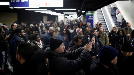 Des Franciliens attendent leur correspondance sur un quai de la gare de RER de Châtelet-les Halles à Paris le 13 décembre 2019, alors que la France entre dans le neuvième jour de grève contre la réforme des retraites.