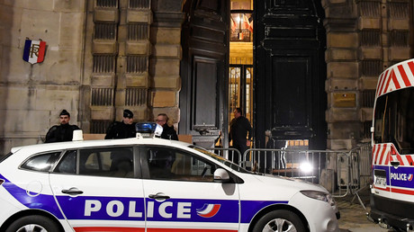 Des voitures de police devant l'entrée du ministère du porte-parole du gouvernement, après avoir été forcée par des Gilets jaunes le 5 janvier 2019, à Paris (image d'illustration).