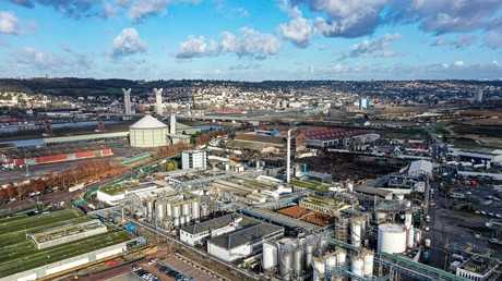 La zone industrielle de Rouen, au nord-ouest de la France le 9 décembre 2019, avec l'usine de Lubrizol endommagée par un grand incendie le 26 septembre 2019, au centre.