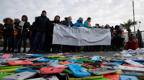 Menacés de licenciement, les employés d'une usine détruisent des milliers de smartphones (VIDEO)