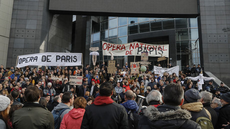 Réforme des retraites : le vibrant spectacle de l'Opéra de Paris, place de la Bastille (VIDEOS)
