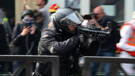 Un policier armé d'un LBD 40, à Paris, le 1er mai 2019 (image d'illustration).
