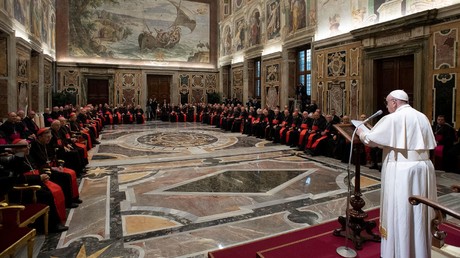 Le pape François prend la parole lors des salutations traditionnelles à la Curie romaine dans la salle des Clémentines du palais apostolique, au Vatican, le 21 décembre 2019.