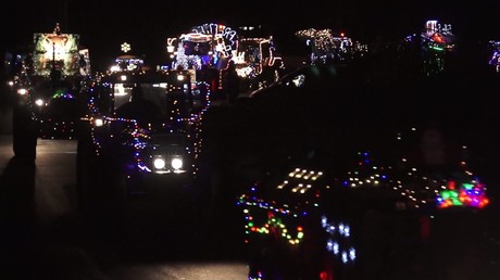 Belgique : parade lumineuse de tracteurs décorés pour Noël