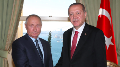 Le président russe Vladimir Poutine et son homologue turc Recep Tayyip Erdogan, lors d'un sommet à Istambul, le 27 octobre 2018, ayant pour objectif de trouver une solution politique en Syrie. (image d'illustration)