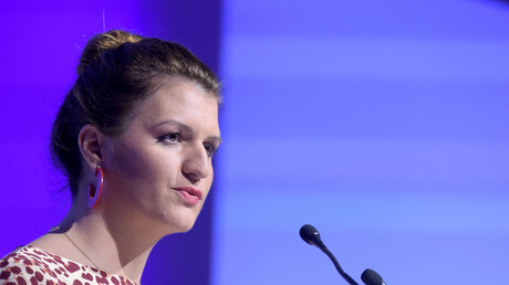 Opposée sur Twitter à un ancien cadre du FN, Marlène Schiappa pose avec une poupée métisse