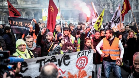 Des manifestants rejoignent une action de cheminots et d'employés de la RATP près de la gare de l'Est à Paris, le 26 décembre 2019, dans le cadre de la grève interprofessionnelle nationale contre le projet de réforme des retraites du gouvernement français.