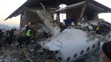 Kazakhstan : un avion de ligne s'écrase contre un immeuble après son décollage, au moins 12 morts
