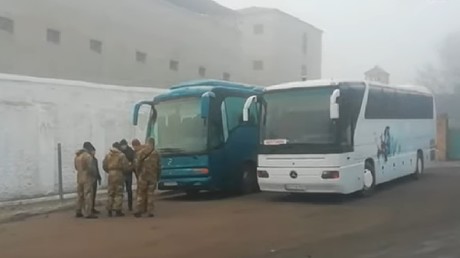 A Bakhmout en Ukraine, deux autocars en provenance des territoires séparatistes du Donbass, le 29 décembre 2019.