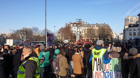 Contre la réforme des retraites, des grévistes de l'Opéra de Paris se produisent en plein air