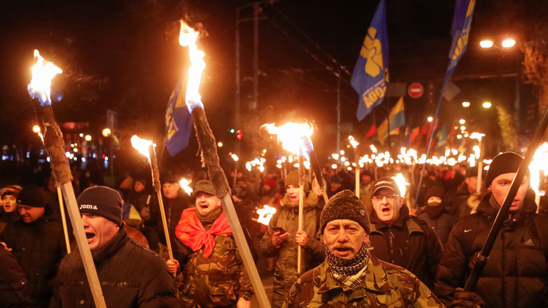 Ukraine : des nationalistes défilent à Kiev en hommage à un ancien collaborateur nazi (VIDEO)