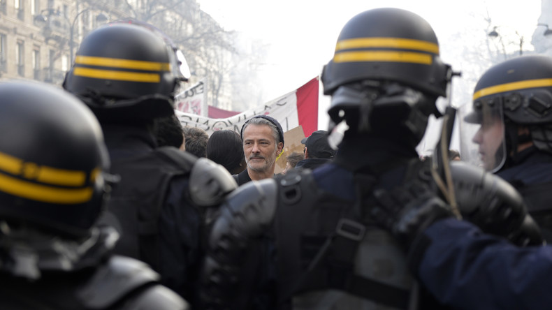 Gazés par les forces de l'ordre, des grévistes parviennent à bloquer un dépôt de bus (VIDEOS)