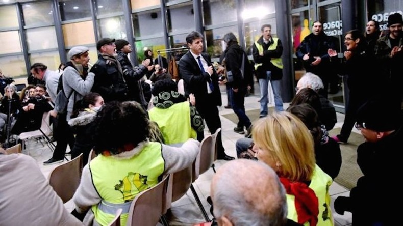 Des manifestants perturbent les vœux du candidat LREM à Alès (VIDEO)
