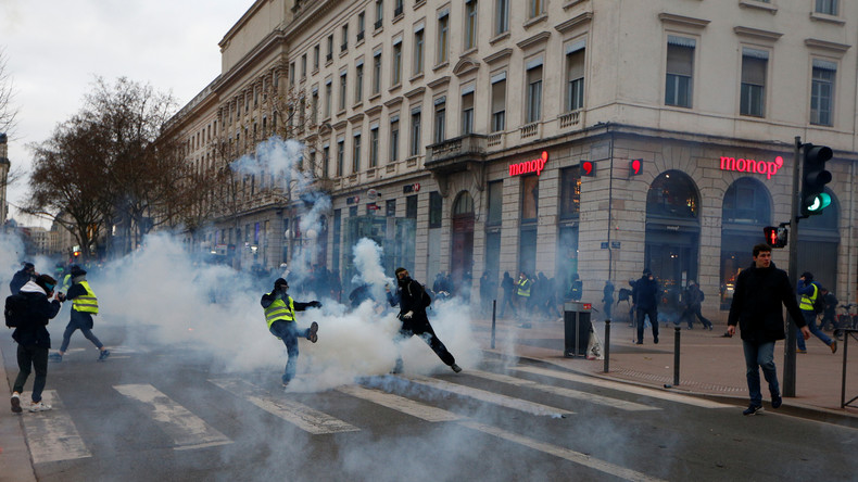Lyon : des étudiants qui filmaient une manifestation depuis leur immeuble reçoivent un projectile