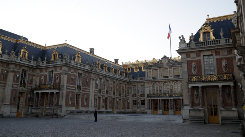 Choose France : les grands patrons reçus à Versailles par des manifestants et des Gilets jaunes