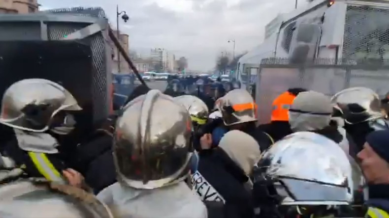 Impressionnantes scènes de heurts avec les forces de l'ordre, au terme d'une marche de pompiers