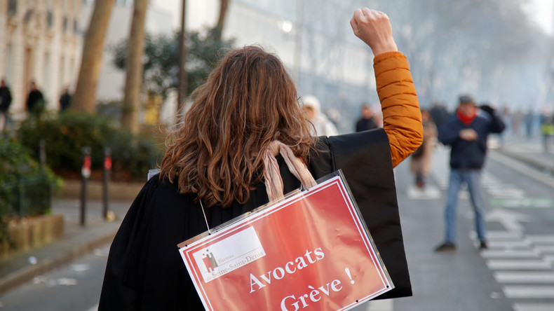 En colère, des avocats ont tenté de pénétrer dans le ministère de la Justice