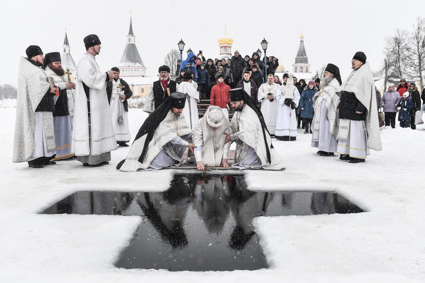 Russie : des orthodoxes plongent dans l'eau glacée pour fêter l'Epiphanie