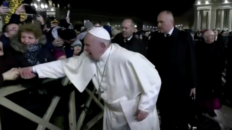 Le pape François s'excuse après avoir tapé sur la main d'une fidèle trop empressée (VIDEO)