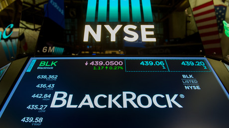 Le symbole commercial de BlackRock est affiché à la cloche de clôture du Dow Industrial Average à la Bourse de New York, le 14 juillet 2017 à New York (image d'illustration).