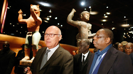 Le président du Musée du quai Branly, Stéphane Martin, escorte le président sénégalais Macky Sall lors d'une visite au Quai Branly à Paris dans le cadre de sa visite d'Etat en France, le 19 décembre 2016. (image d'illustration)