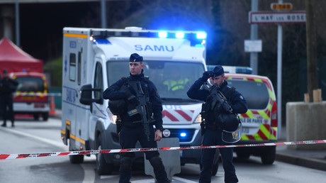 Des policiers se tiennent devant une ambulance à Villejuif (94), le 3 janvier.