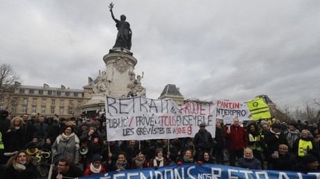 Des manifestants contre la réforme des retraites, le 4 janvier 2020, sur la place de la République, à Paris (image d'illustration).